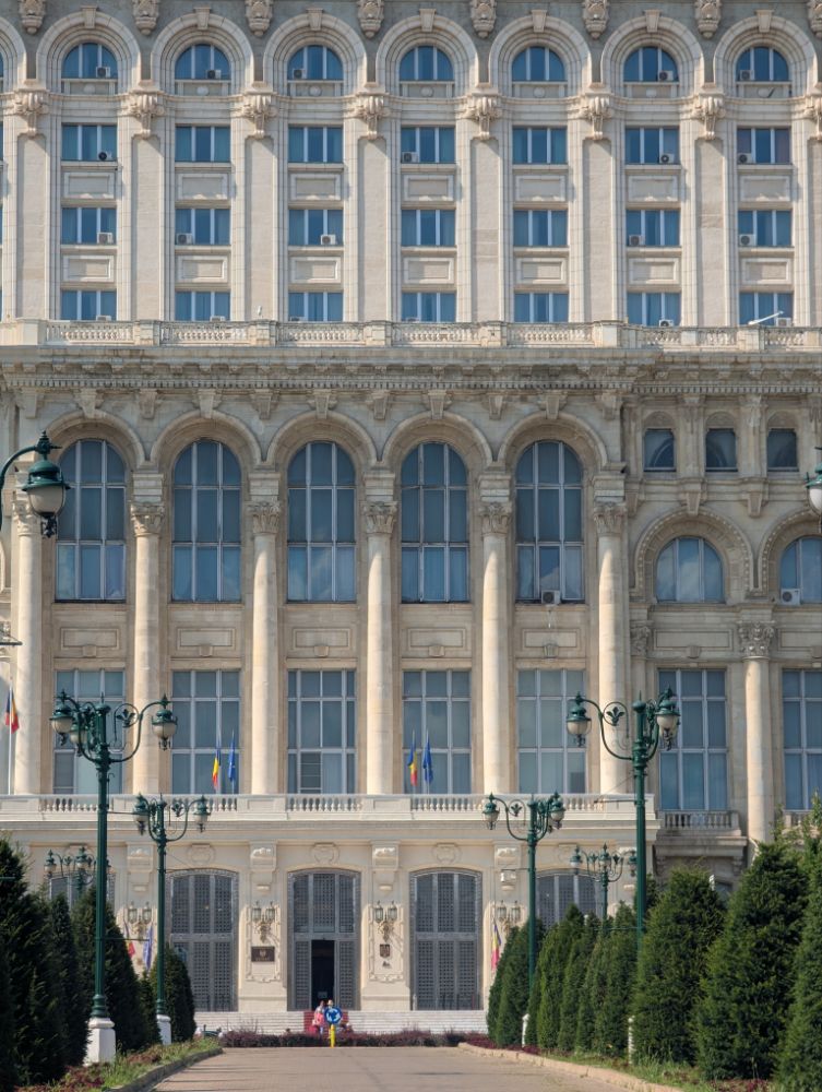 8L085 Bukarest – Parlamentspalast